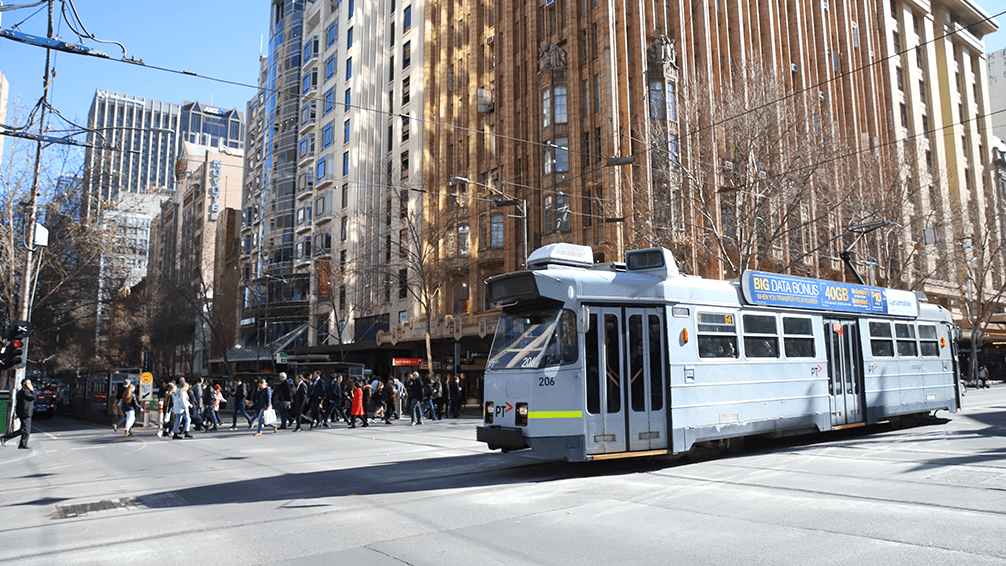 在城市中穿梭的路面電車